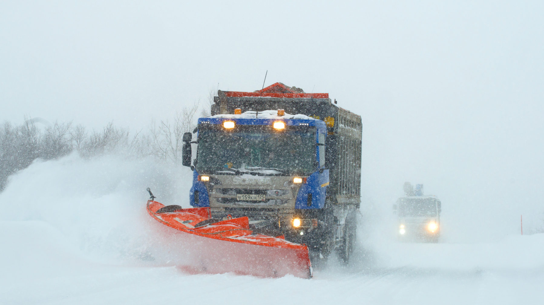 30853762-clearing-the-murmansk-teriberka-road-during-a-snow-storm
