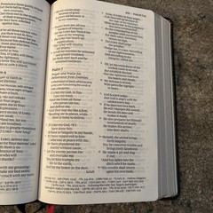 NKJV, Deluxe Ref. Bible, Personal Size Giant Print, (11.5 Font) Imitation Leath.
