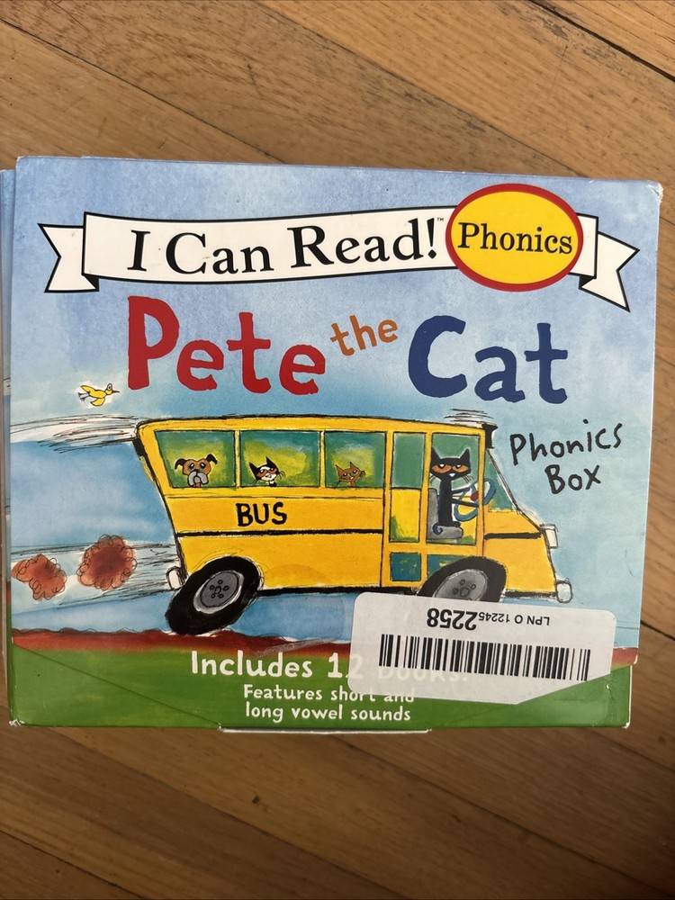 Pete the Cat 12-Book Phonics Fun! : A Box of 12 Mini-Books Featuring Short…