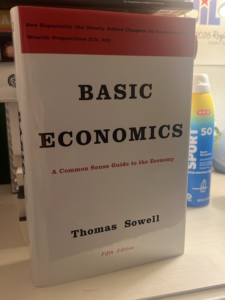 Thomas Sowell Basic Economics (Hardback)