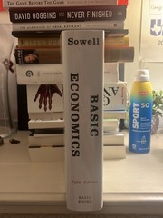 Thomas Sowell Basic Economics (Hardback)