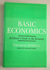Basic Economics : A Citizen’s Guide to the Economy by Thomas Sowell (2000,HCDJ)
