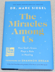 Miracles among Us : How God’s Grace Plays a Role in Healing by Marc Siegel