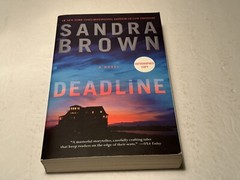 DEADLINE – SANDRA BROWN signed copy trade Paperback 1st edition 2014 VG+