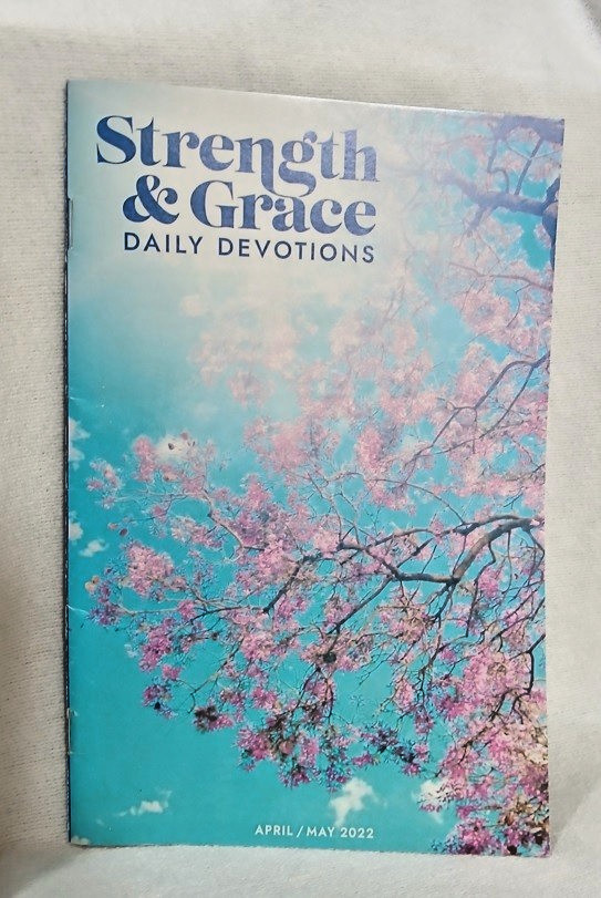 Guideposts Strength & Grace Daily Devotions 2022 Apr/May Folded Booklet Stapled