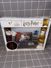 Harry Potter Knitting Magic Gift Set: Gryffindor Scarf: Plus Exclusive Scarf Kit