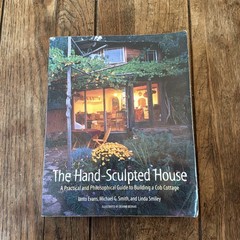 The Hand-Sculpted House : A Practical and Philosophical Guide to Building a Cob